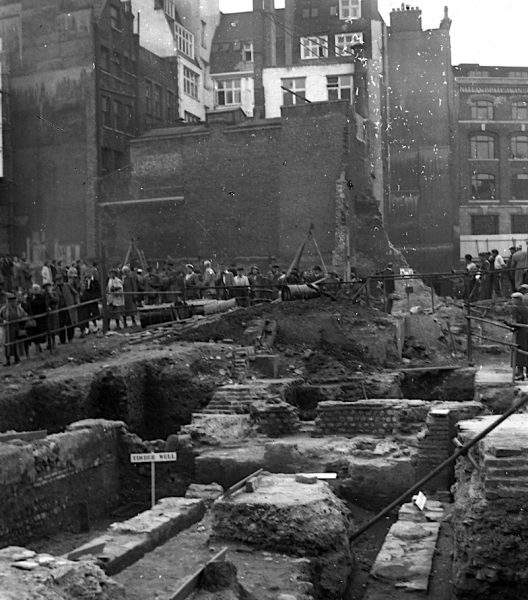 People queue to see the Temple of Mithras in 1954 © MOLA