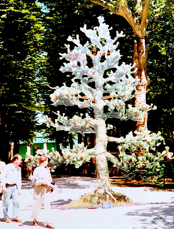 David Mach tree at entrance Venice Biennale 1990