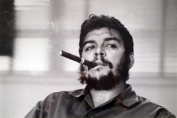 : Ernesto Guevara (Che) at his office as Minister of Industry (on the eight floor of the Hotel Riviera in Havana), while being interviewed by Laura Berquist for Look magazine. Italiano: Ernesto "Che" Guevara Date 1963  Source 1, 2, 3 Author René Burri (1933-2014)