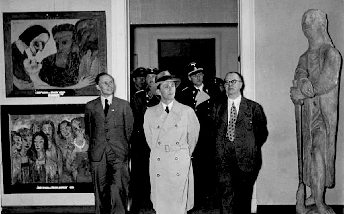 Reichsminister Joseph Goebbels view “degenerate art” at the “Haus der Kunst”. Courtesy of Wikimedia Commons.