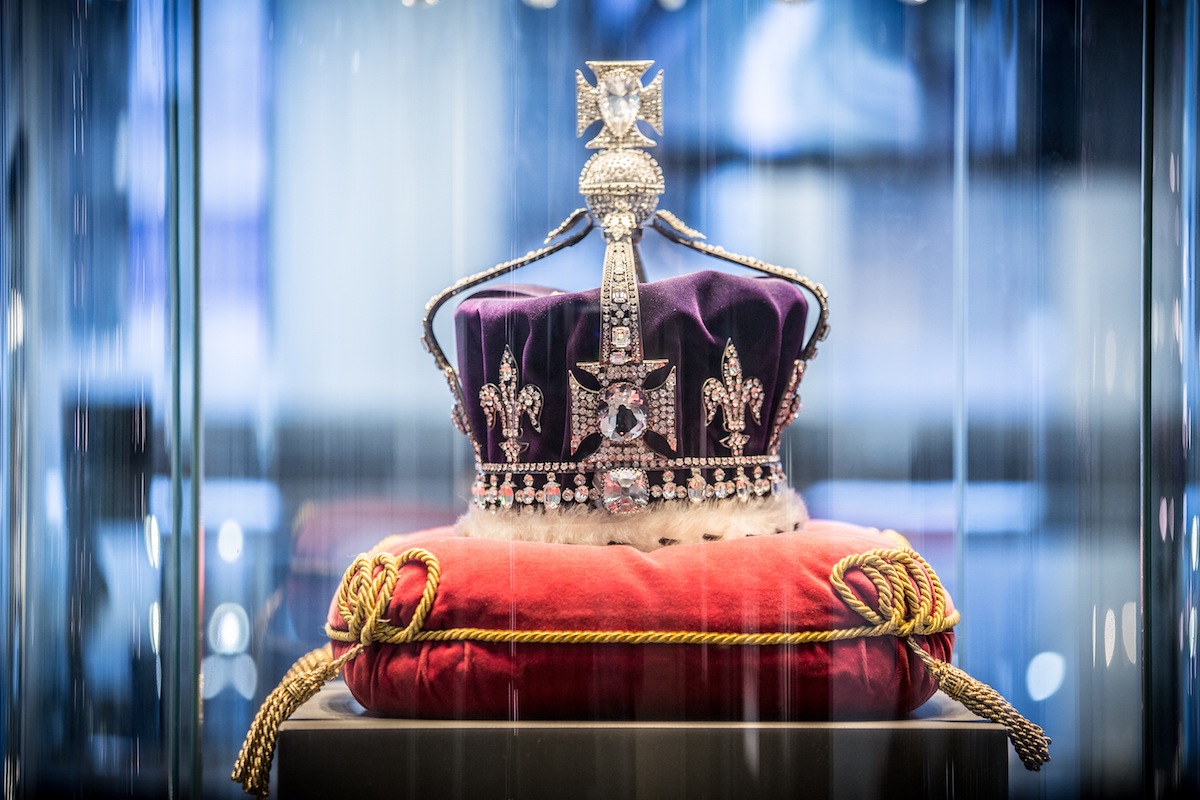 Description English: Replica of the Crown of Queen Elizabeth The Queen Mother, with a replica of the Koh-I-Noor Diamond. It's a centerpiece at Royal Coster Diamonds Date Original: 11 December 2013, 17:10; This version: 28 June 2017, 07:19 Source AlinavdMeulen's Own work Author AlinavdMeulen