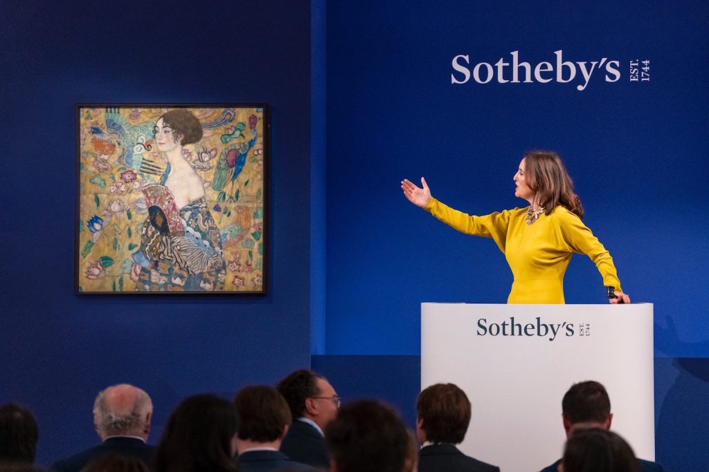 Helena Newman auctioneering Gustav Klimt's Dame mit Fächer (Lady with a Fan), 1907–08. Image courtesy Sotheby's.
