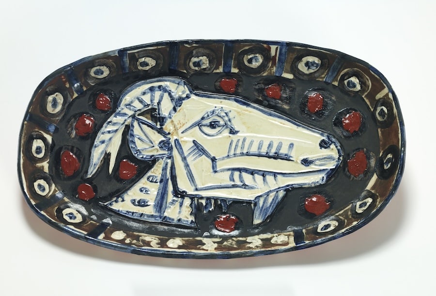Pablo Picasso (1881-1973) Plate Decorated With a Goat's Head. Fundación Almine y Bernard Ruiz-Picasso, Madrid ©FABA Photo_ Marc Domage © Succession Pablo Picasso, VEGAP, Madrid, 2025