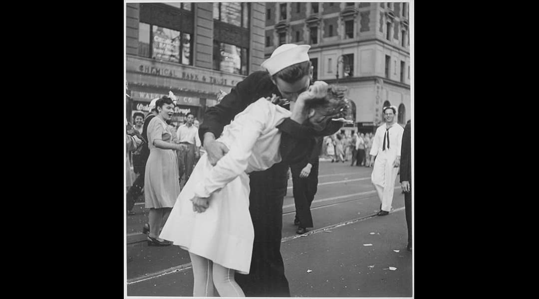 Nurse in Alfred Eisenstaedt Iconic V-J Day Photo Dies aged 92