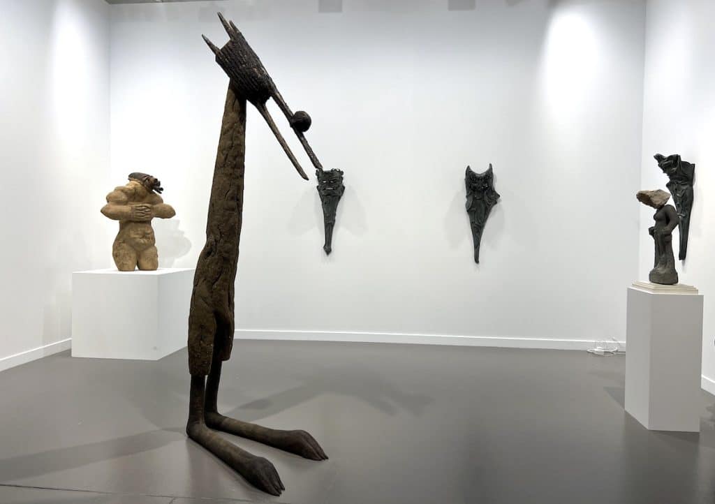 Ali Cherri, THE HOWLER, 2026 - Zoomorphic mask. Wood, epoxy, steel, clay, sand, pigments and acrylic - Unique - 260 x 125 x 90 cm, 102 1/2 x 49 x 35 1/2 in / © Ali Cherri