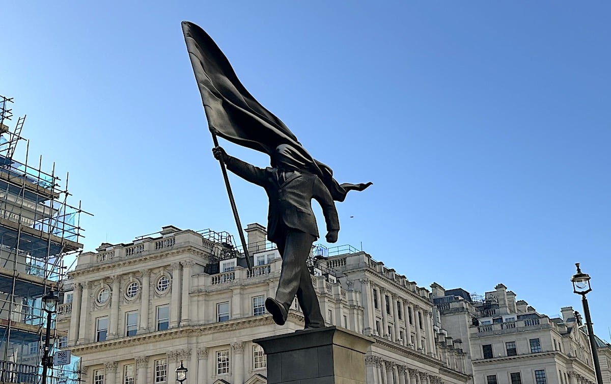 Banksy Man on plinth Artlyst ©