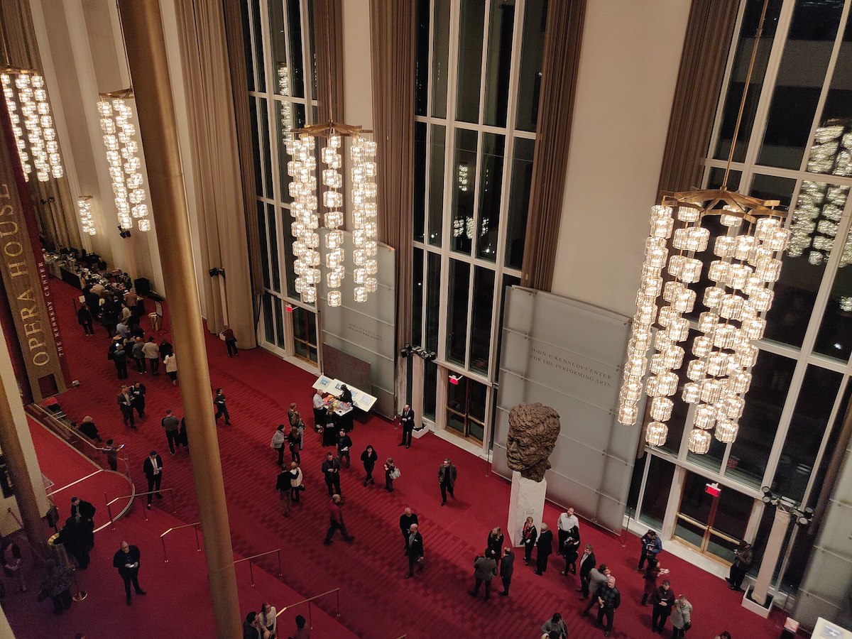 Kennedy_Center_patrons_in_the_Grand_Foyer_during_an_opera_intermission,_viewed_from_the_balcony