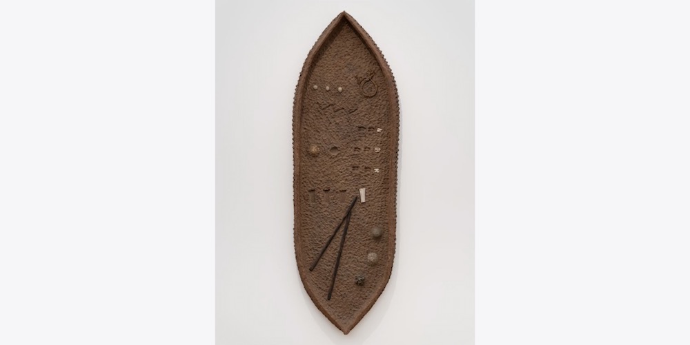 Luis Fernando Zapata, Barge, 1992, natural pigments on hand-moulded papier-mâché, 186 × 62 × 10 cm. Photo: ©️ Tate (Sonal Bakrania & Matt Greenwood) .Courtesy: Elvira Moreno Gallery